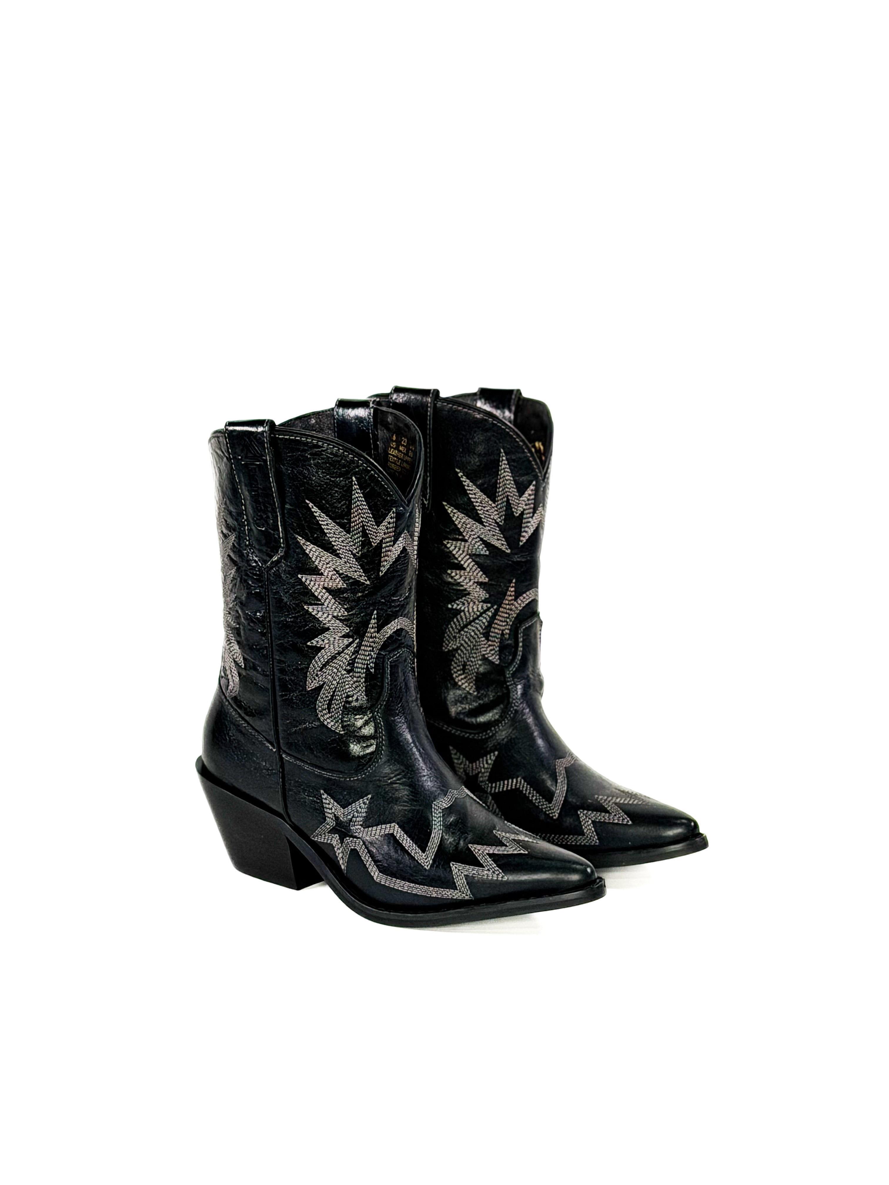 Black leather snip toe cowgirl boots
